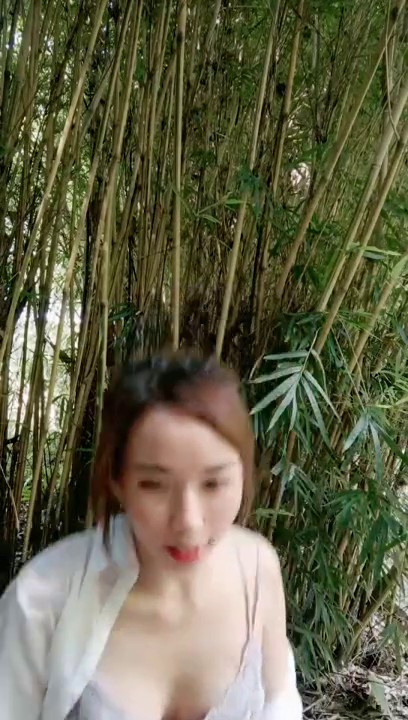 有奶水的风骚少妇跟大哥户外啪啪，全程露脸口交舔逼淫声荡语，各种体位揉奶子爆草骚穴，叫声好骚不要错过