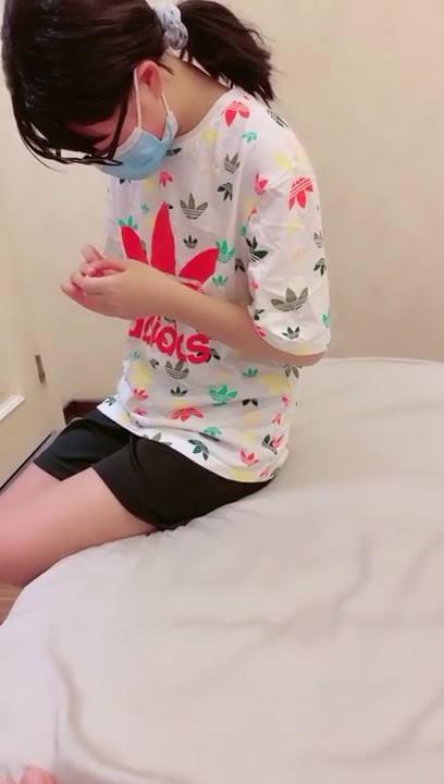 8-5高中清纯眼镜妹初夜开苞 两瓣阴唇饱满肥美裂缝相当紧致 一镜到底滚烫落红草率了浓浓精液内射溢出