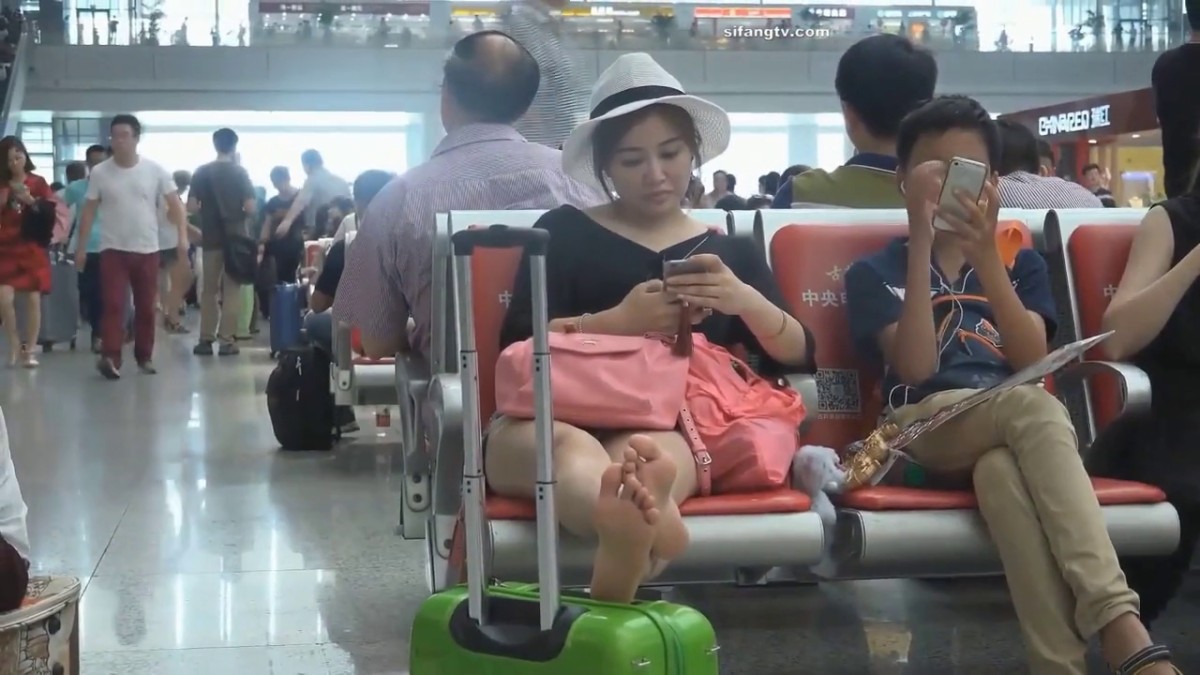 长途汽车站蹲守带着儿子去看老公的少妇