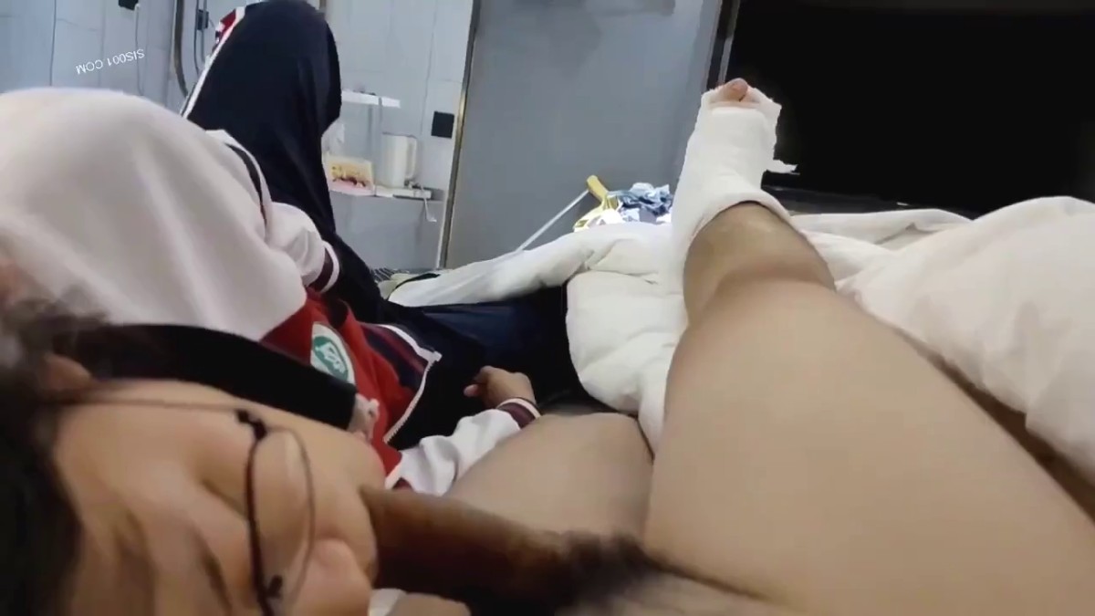 校服眼镜妹探望伤病的情人哥哥 顺便帮他解决生理需求 边自摸边口 都射了还吧嗒着嘴意犹未尽