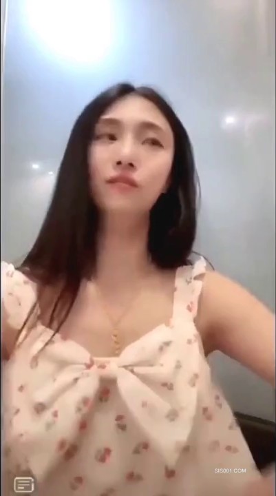 精选美女走光系列 清纯妹子撩衣服不小心走光 乳晕好大 半天没反应过来 没脸见人了 好可爱