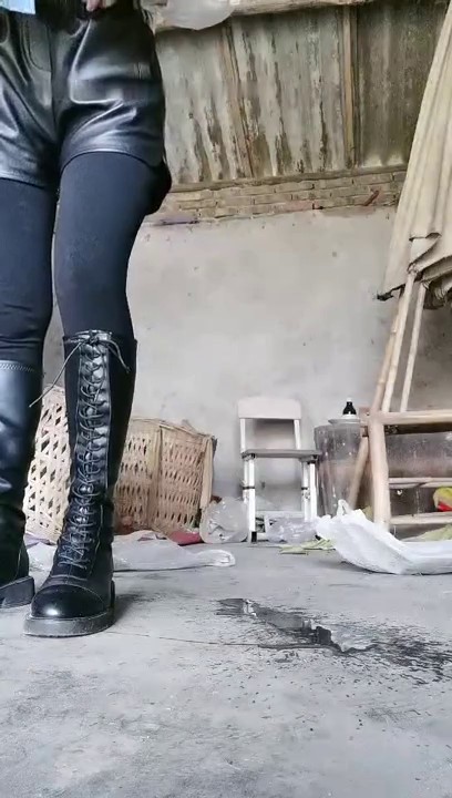 骚气少妇驾车户外找了个就房子尿尿 野外露逼再回到车上跳蛋震动自慰非常诱人 很是诱惑喜欢不要错过