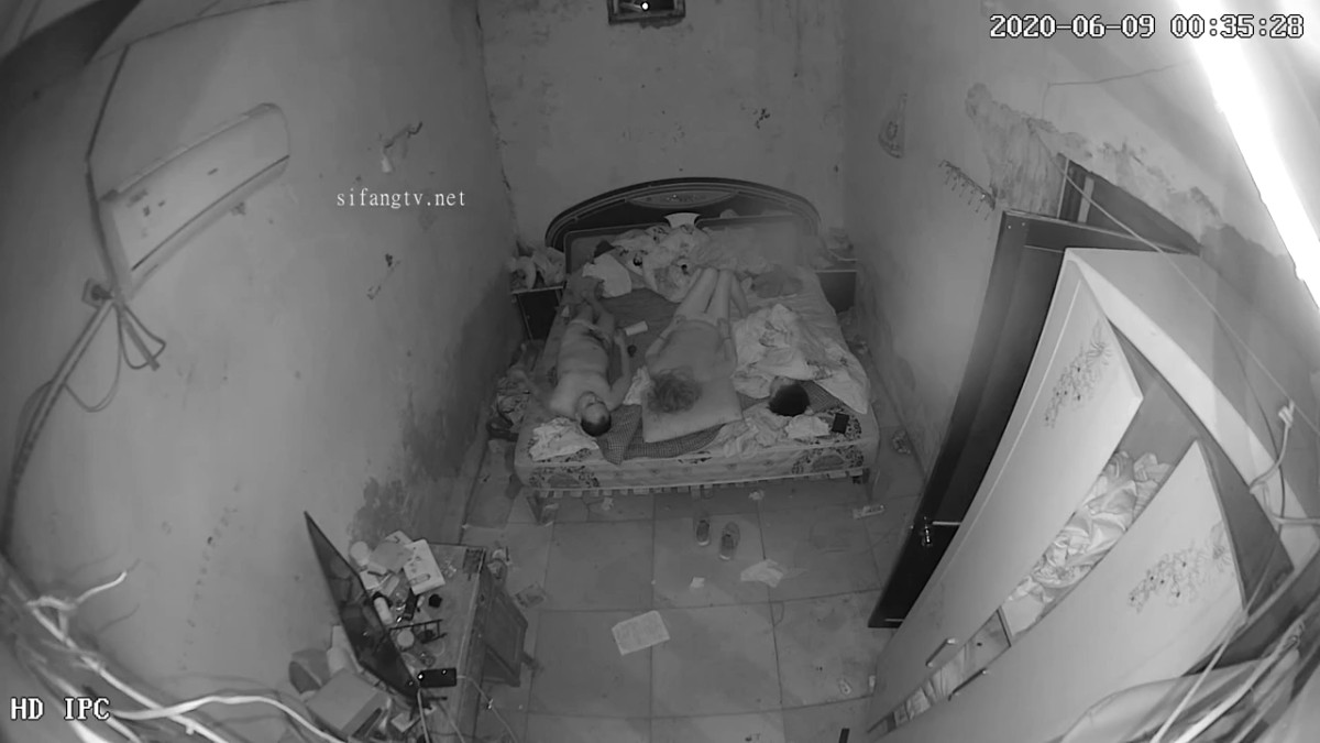 【精品推荐】家庭商铺摄像头入侵真实偸拍夫妻性生活无论白天晚上有时间就搞 亮点很多 瘦小大叔玩丰满熟女有点意思2