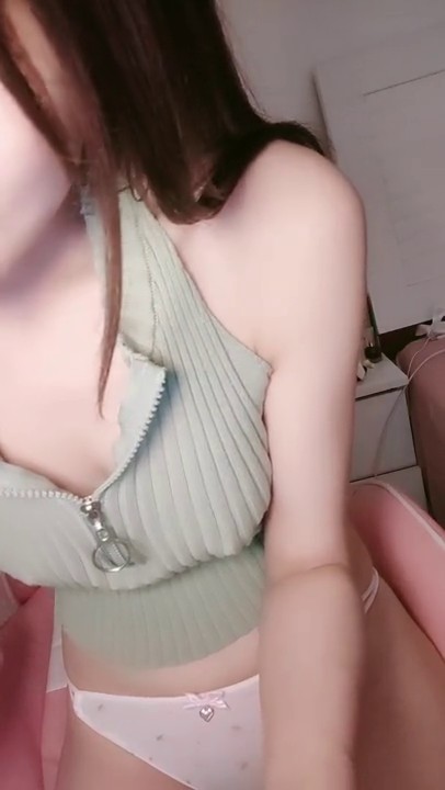 喜欢养猫的极品妹妹先撩骚在浴室自慰，毛毛不多，甚是诱惑