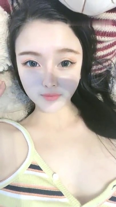 高颜值白皙妹子【童颜巨乳】跳蛋塞逼自慰诱惑，近距离特写揉搓搞得很湿，很湿诱惑喜欢不要错过