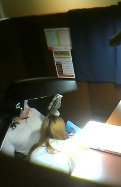 休闲咖啡屋包间真实偸拍情侣做爱美女主动掏出J8吃硬了就女上位反客为主经典位店内音乐声大掩盖住了呻吟声