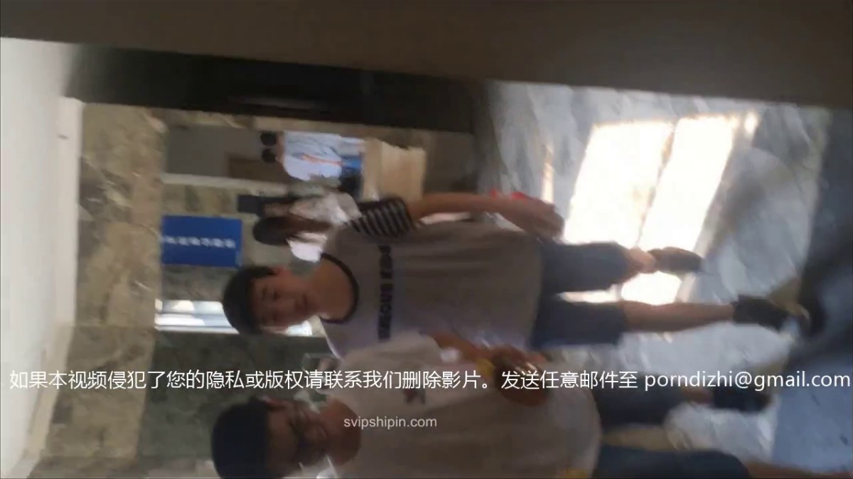 潜入办公楼偷拍漂亮的长发美女同事