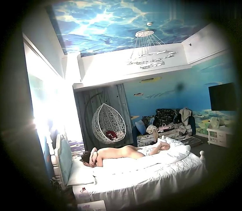 情趣酒店海洋主题套房偷拍大学生情侣开房激情眼镜小哥貌似搞多了没有射出多少精子把避孕套吹起摆弄