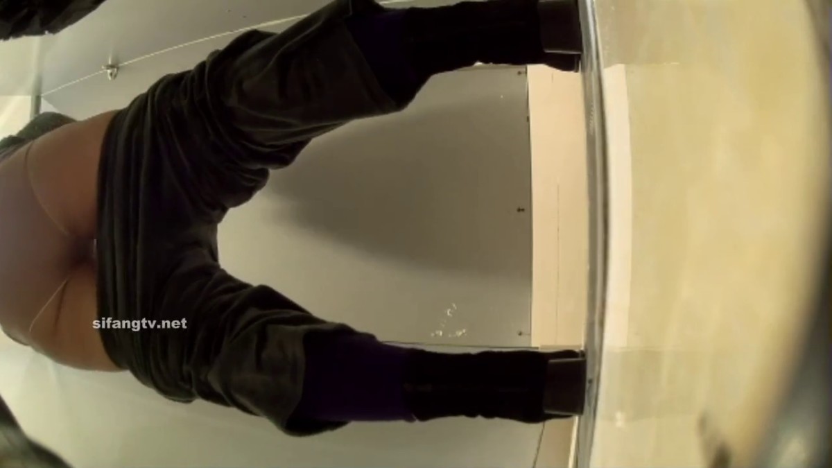 极品豪横大肥屁股少妇 一脚把门踹开来尿尿