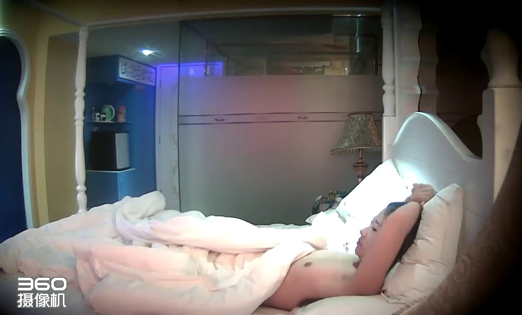 九零后小帅哥和烟瘾很大的漂亮妹子啪啪小哥舔逼的样子真搞笑