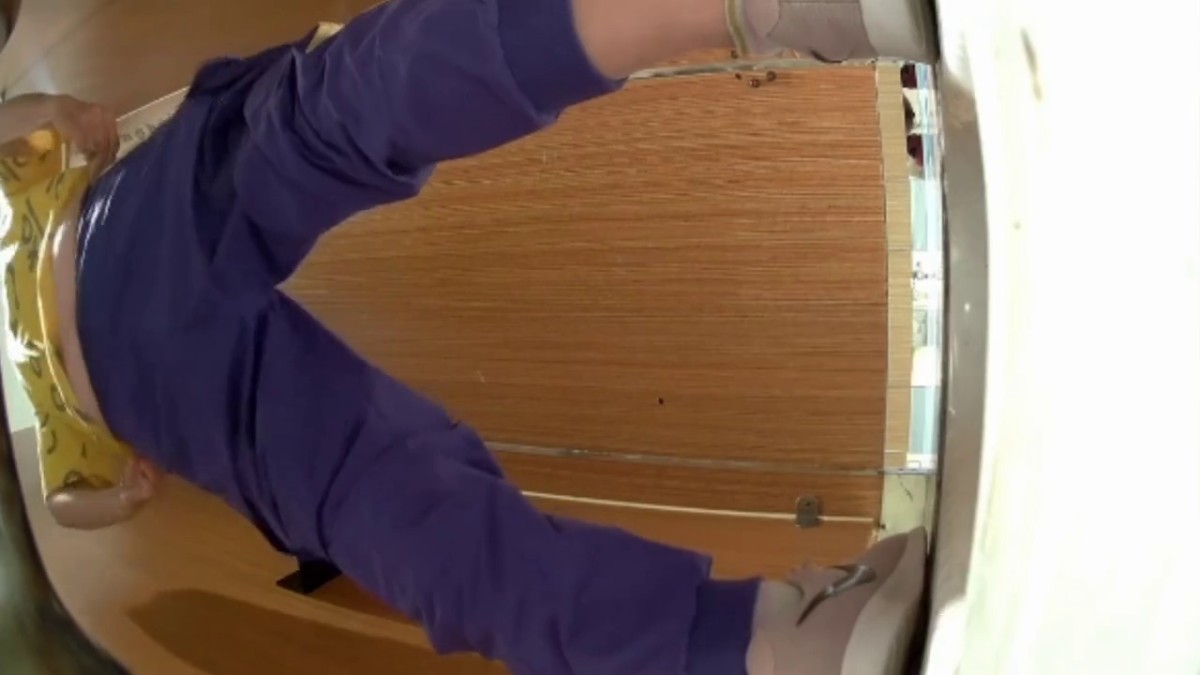 商场女厕偷拍 身材一级棒的小妞 圆滚滚的屁股压下来真美