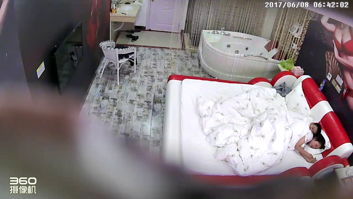 年轻小情侣带一盒套套开房啪啪妹子叫声非常诱人处女膜破裂操出血了然后妹子给他讲解原因干了好几炮对白精彩