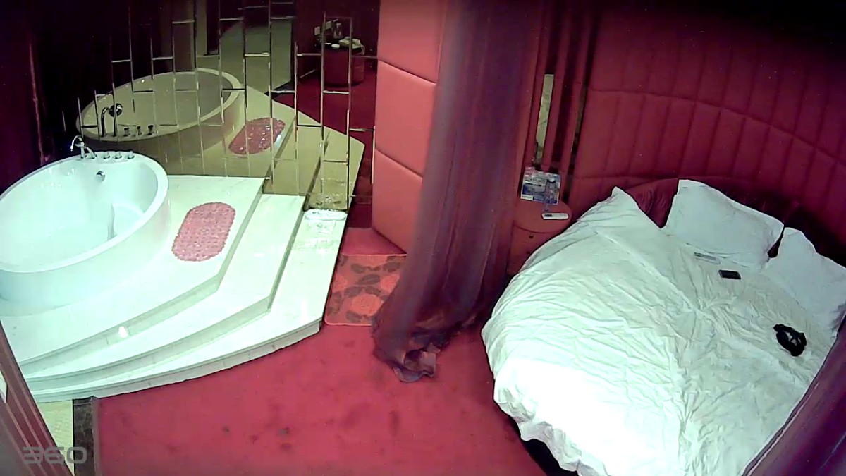 酒店360监控TP骚女打电话约情夫过来啪啪非常会玩的一对还不时拿手机出来自拍一下