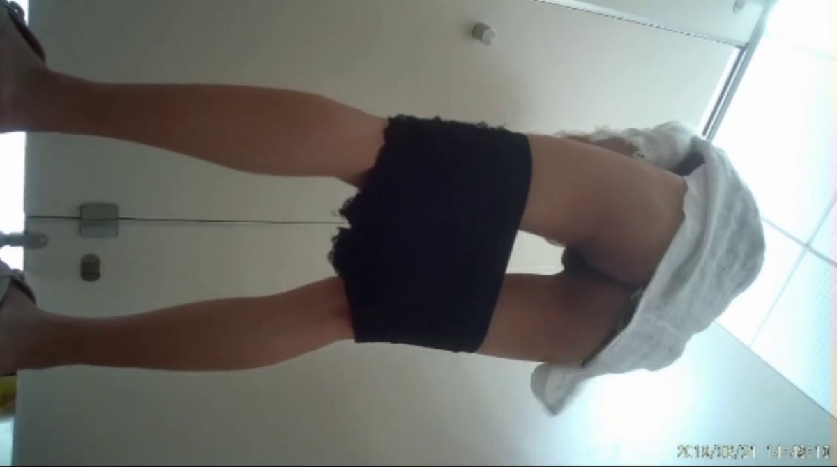 精品厕拍前后景 最新电子厂流出正面全景本命年的眼镜文员妹子 穿个大红裤衩