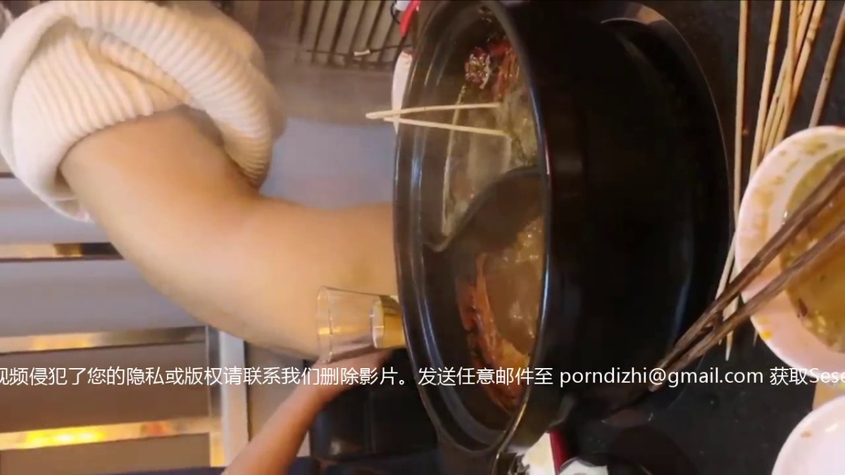 吃火锅划拳输了把媳妇的逼给兄弟摸 还问我媳妇下面湿了没有