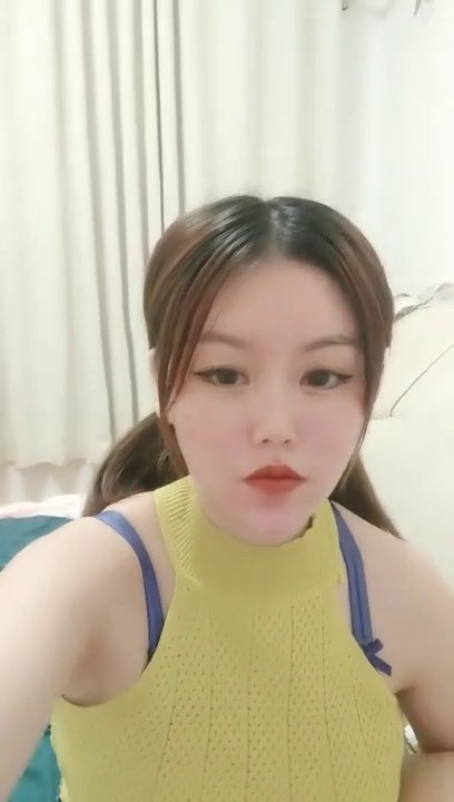 双马尾肉感十足漂亮小姐姐居家和炮友激情，抹精油屁股按摩，单腿网袜抬腿侧入，大屁股骑乘蠕动，扶着屁股往前顶