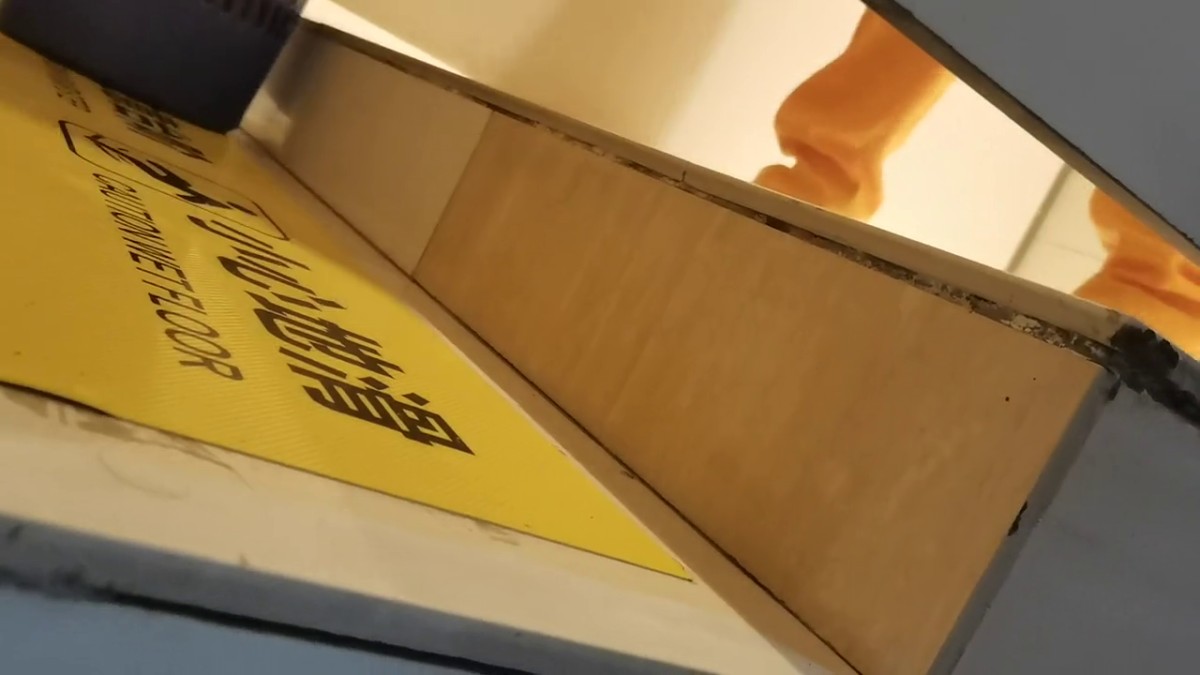 商场女厕偷拍穿黄裤子的少妇 非常干净的小嫩鲍