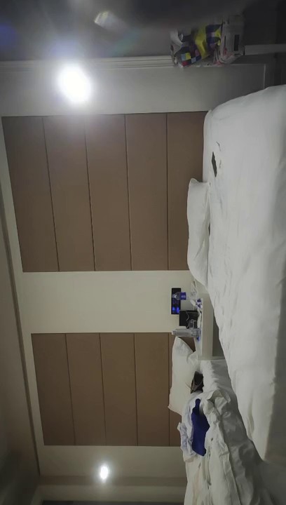 2021.9.15，【老婆姨姐闺蜜换着探花】，下午营业第一炮，小姐姐直播加卖淫，日入过万不是梦，风骚淫荡，超清4K设备酒店偷拍