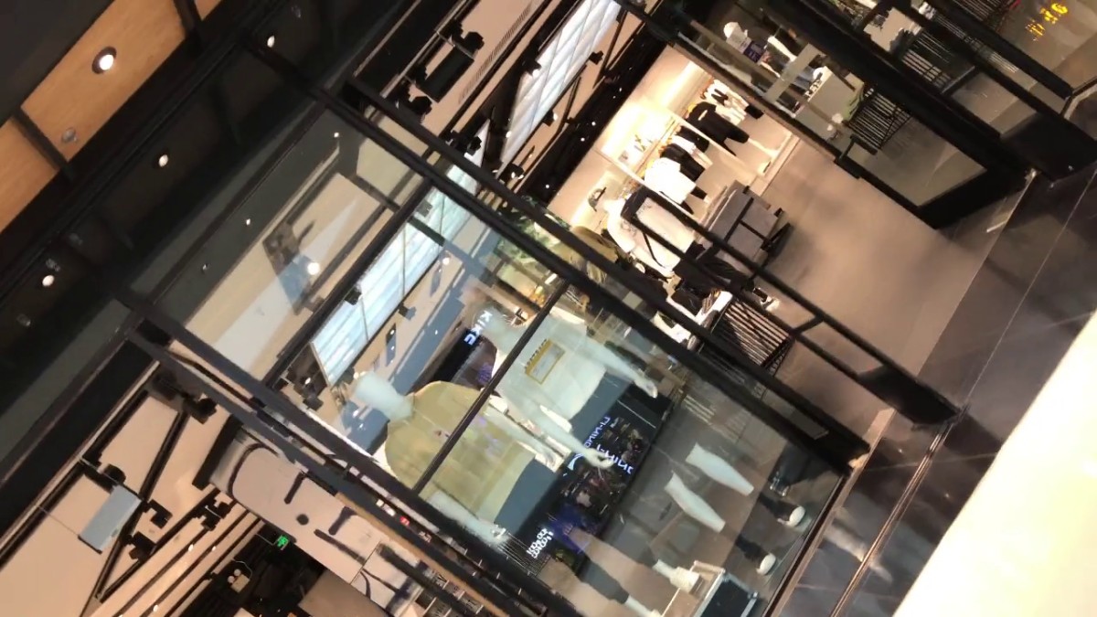 商场女厕一路跟踪尾随 偷拍大长腿美女粉嫩的鲍鱼