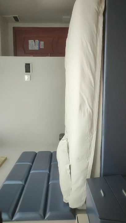 2021.9.17，【小马寻花】，小马哥天天外围场，肤白貌美大长腿，风骚小姐姐深夜相伴，鲍鱼特写淫水点点，激情插入爆棚