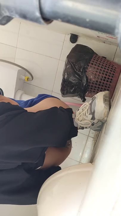 大神闯入商场女厕偷拍清纯小嫩妹