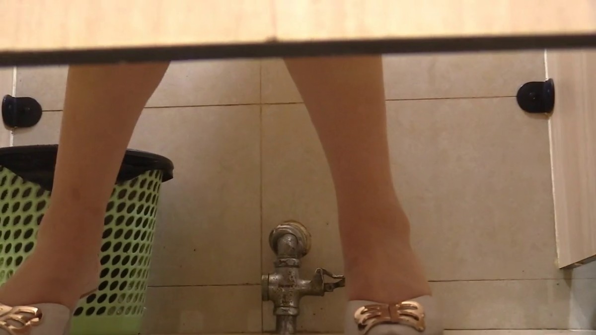 小区楼下一路跟踪偷拍极品短发美少妇 鲍鱼是极品