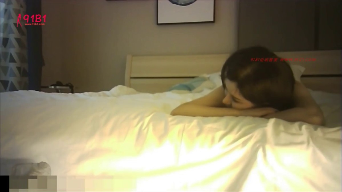 土豪大神酒店约操女神级36F极品大胸电台美女主播,大鸡巴狠狠干她,受不了还看看小逼有没有被操坏!高清版!