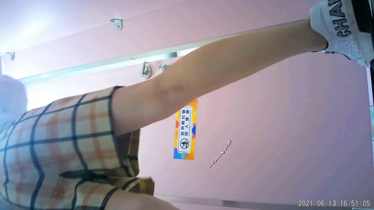 【2021】精品厕拍《前后全景》-傲娇女孩的粉嫩白虎逼（后拍）