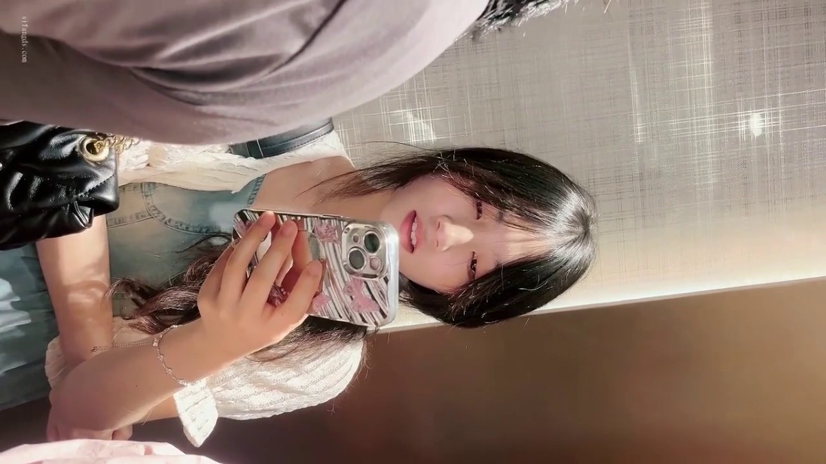 十一月最新流出 魔手外购极品厕拍写字楼女厕《挂闪美女》连衣裙气质白领美女被挂闪拍逼逼大森林看得一清二楚