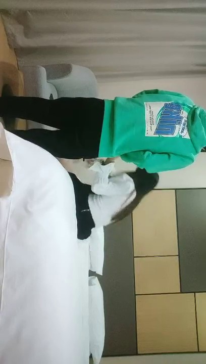 2021-10-28 战神小利白衣黑裙外围小姐姐，穿上开档丝袜吸奶揉穴，翘起大屁股扭动，扛起腿抽插，后入撞击猛操