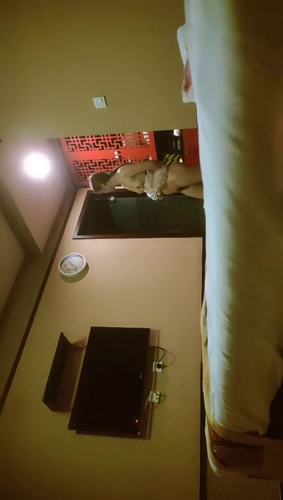 2021.10.19，【小婊寻欢】，23岁，清秀小姐姐，C罩杯美胸，温柔健谈，一把含住吮吸轻喘，肌肤相贴香艳