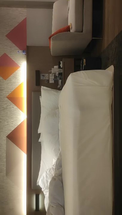 非常精彩的翻车视频加钱哥好不容易整个年轻美女态度非常屌不肯换姿势吵架打起来了拿起手机找经纪理论