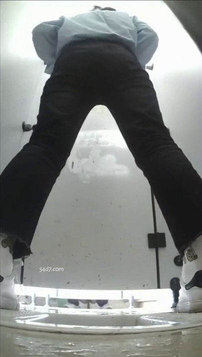 校园女厕全景偷拍漂亮的学妹 白带流的老长