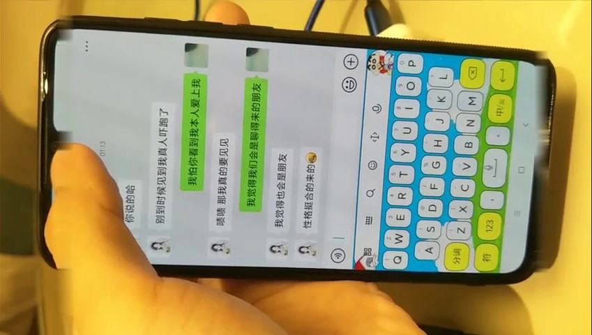 午夜探花约了个白白嫩嫩的少妇 洗完澡调情的时候要看一下放在对面的手机 这下麻烦了