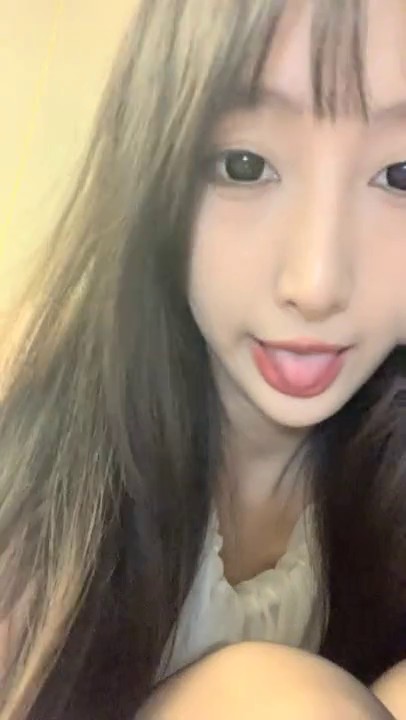 2021.11.7，新生代平台一姐，【0咕噜0】，颜值吊打全场，敢脱敢露，极品小仙女，特写鲍鱼，人间尤物，日入过万