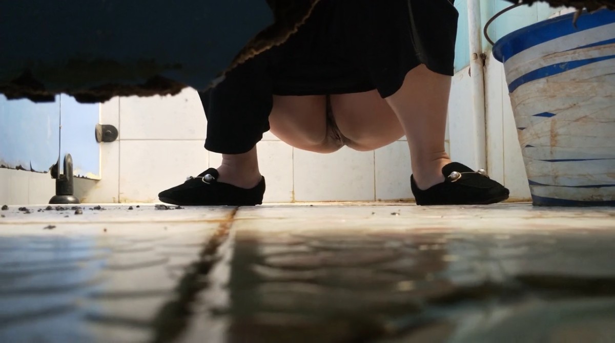 -大神潜入办公楼近距离偷拍多位美女职员的美鲍鱼