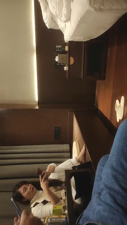 2021.11.11，【中国人不骗中国人】，知性美人妻，屁股大得很，精神小伙寻觅确实的母爱，调笑舌吻啪啪，共享鱼水之欢