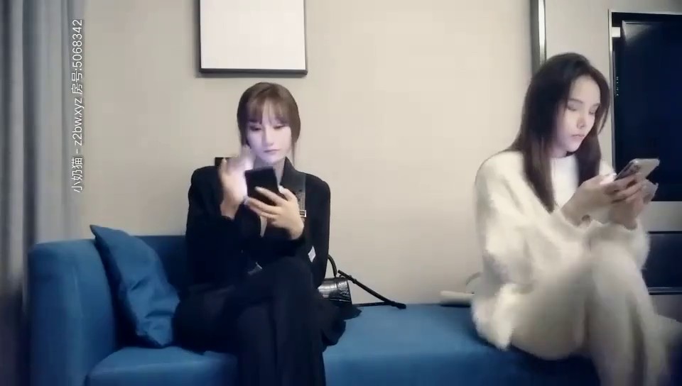 170CM顶级外围美女高价激情双飞 ，修长美腿一起躺着扣穴 ，口交舔弄大屌扶腰抽插 ，骑乘猛操边吸奶子扣穴极度诱惑