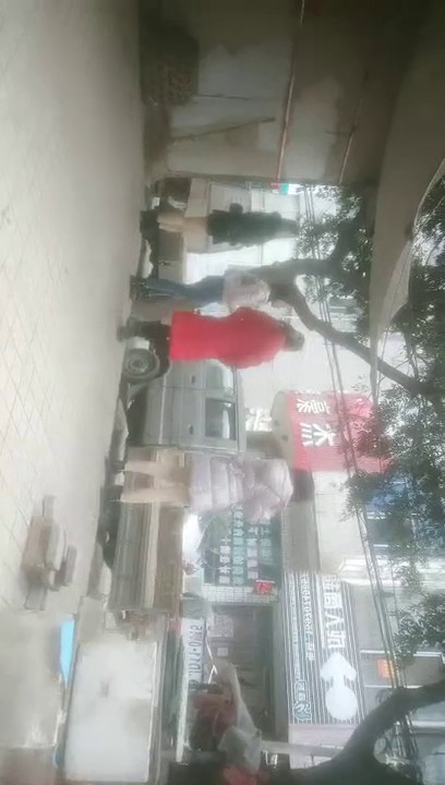 2021.11.12，【骚白寻花】，今夜街头的妹子质量有所提升，小伙观察许久，挑中白衣女，一起去公寓激情一把，啪啪浪叫