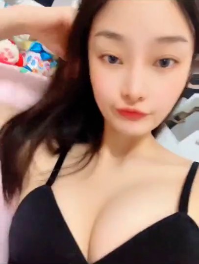 顶级长腿模特儿生活照自拍大尺度，走在大街上回头率爆表，苗条的身材笔直的大长美腿，勾魂的脸蛋儿 难得露点，9分级别女神1