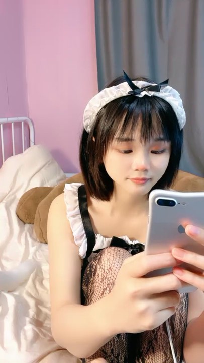 18学生嫩妹周末和小男友啪啪 ，今天女仆装诱惑 ，带着项圈跪地插嘴 ，假屌爆插小穴 ，69姿势口交后入撞击高潮脸