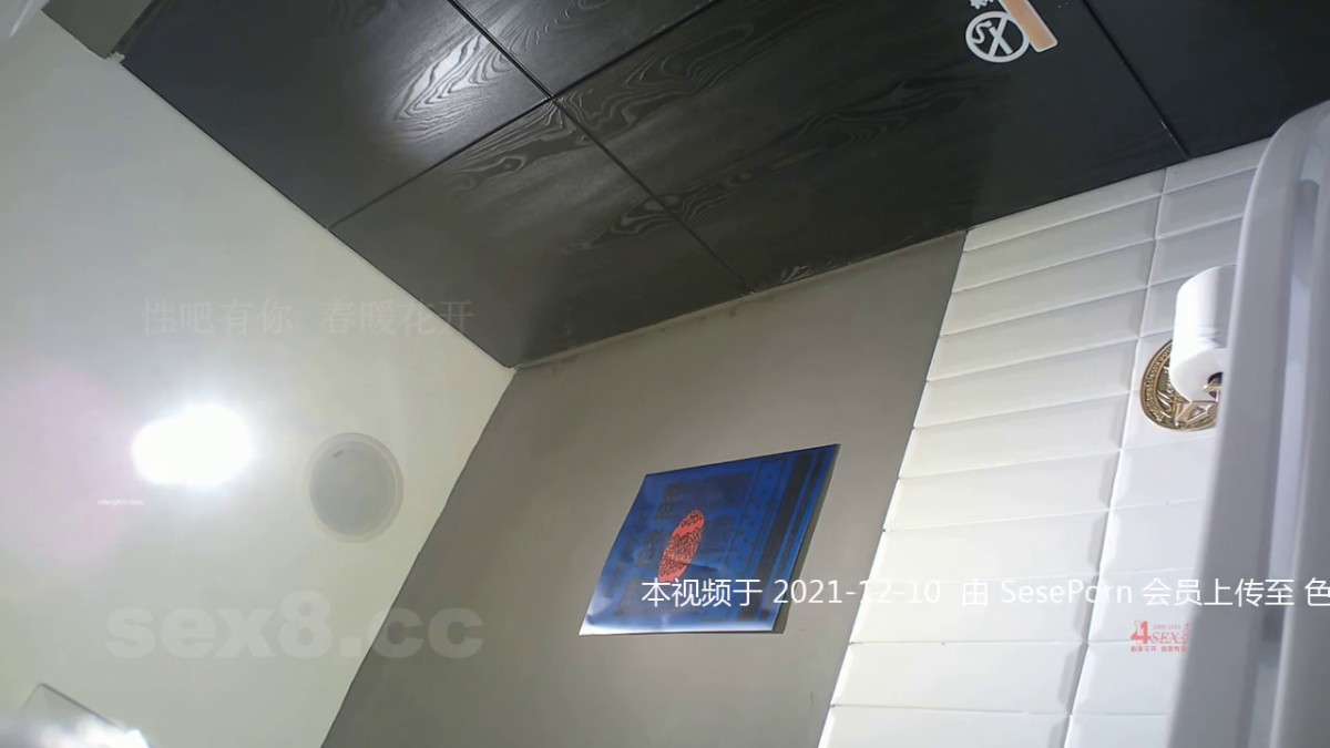 十二月最新流出大师级 商场偷拍毒辣刁钻后怕角度清洗到水从哪里来尿到哪里去一览无遗1