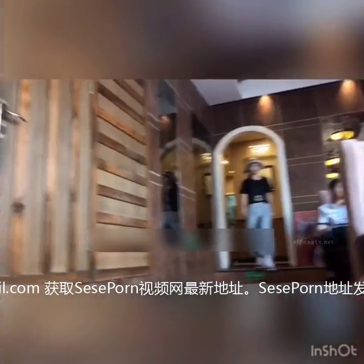 《魔手 外购》都市坑神溜进商场西餐厅极限偸拍多位年轻姑娘中途上厕所进去现场实拍出来时再拍个脸 西餐厅