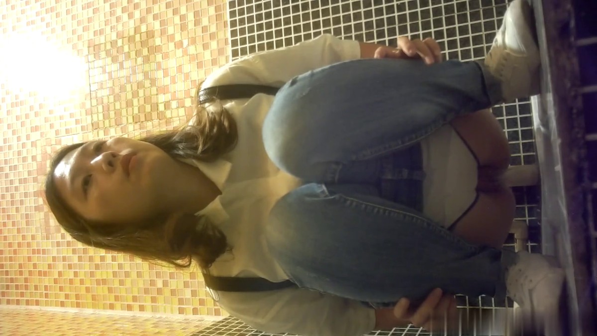 餐厅女厕偷拍 白衬衫美女 还是一个无毛的小嫩鲍