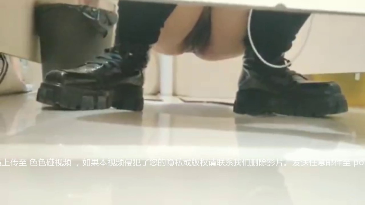 魔手外购 极品厕拍《天眼高清4K》镜头直接伸到B下拍摄捅在了美眉屁股上妹子紧张回头：谁啊妈的你有毛病吧2021-03-10_23-55-18