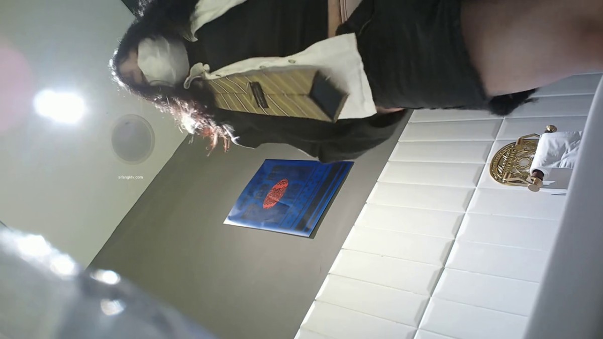 五星级推荐十二月最新大师级 商场偷拍毒辣刁钻角度后拍意外收获一位撒完尿把丝袜脱掉放口袋的小姐姐4K高清原版