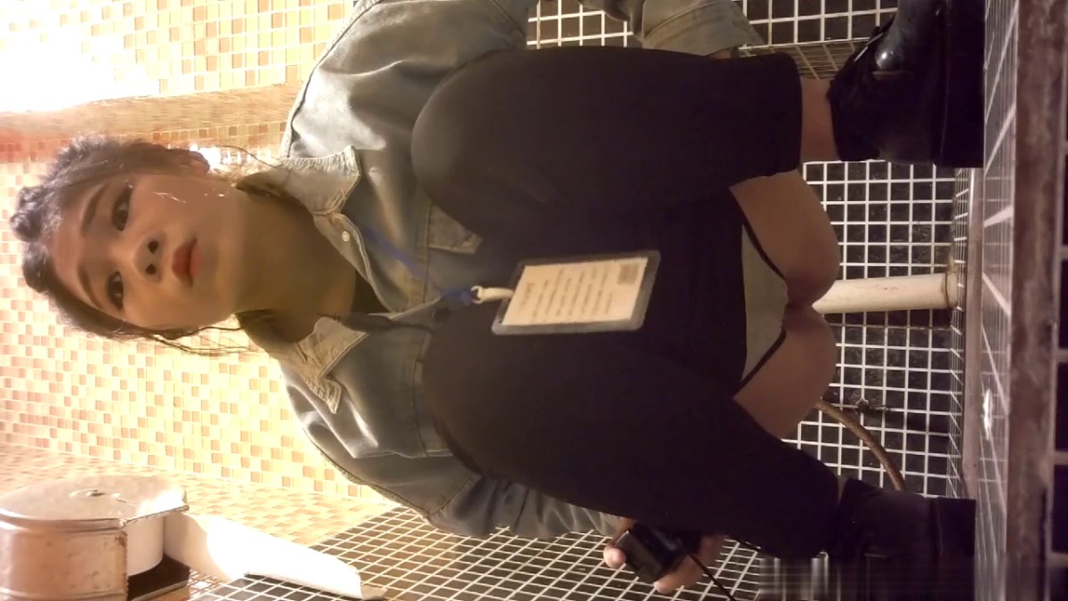 餐厅女厕偷拍 美女服务员还是粉嫩粉嫩的