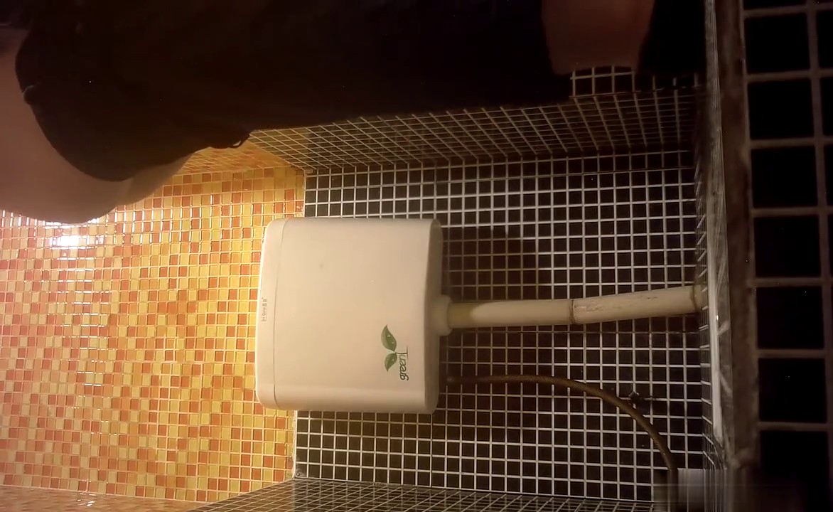 餐厅女厕偷拍美女服务员的无毛小嫩鲍