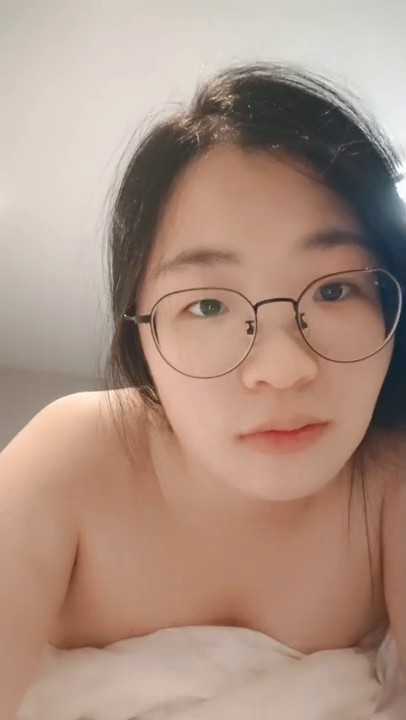 带母狗学妹开房激情啪啪直播，全程露脸乖巧听话各种舔弄大鸡巴，无毛白虎逼无套插入，后入骚臀边打边草真骚