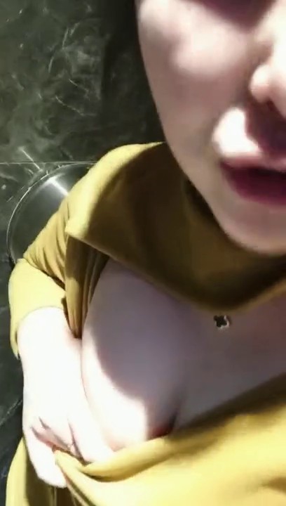 2021.12.17，【淫大代表】，夜场淫乱盛宴，少妇约附近人，小伙相约，厕所撒尿直播，喊进来无套啪啪插骚穴好满足